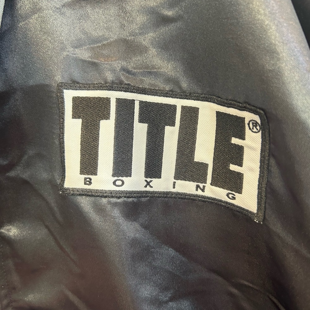 🥊 Black TITLE Boxing Robe 🥊 - Picture 4 of 7